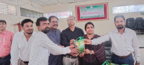 পাঁচবিবিতে কৃষকদের মাঝে পাটবীজ ও সার বিতরণ